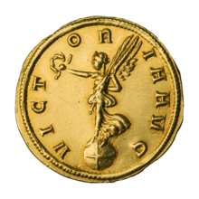 Aureus (monedă de aur) a împăratului roman Carus, cu o personificare a Victoriei în picioare pe un glob pământesc.  