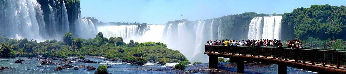 Näkymä Iguaçun putouksille (Foz do Iguaçu, Paraná), joka on yksi luonnon seitsemästä uudesta ihmeestä, toiseksi suosituin ulkomaisten matkailijoiden vierailukohde Brasiliassa ja ensimmäinen etelässä.  