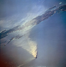 Erupce sopky Barren Island v roce 1995. Andamanské ostrovy (nahoře) jsou cca. 90 km.