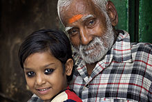 Un vendeur de nourriture de Varanasi avec sa petite-fille portant du khôl