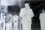 Sukarno déclare l'indépendance de l'Indonésie.