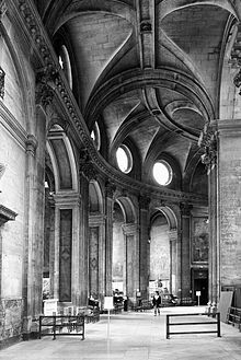 Kloostergang, kerk Saint-Sulpice, Parijs, Frankrijk  