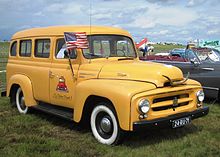 1953 International Harvester Travelall, varhainen maasturityyppinen ajoneuvo.  