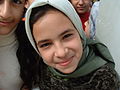 Egy fejkendőt viselő iraki lány