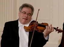Słynny skrzypek Itzhak Perlman grający w Białym Domu.