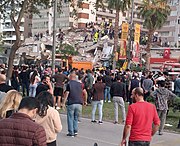 El 30 de octubre, un terremoto de 7,0 grados provoca daños masivos en la isla griega de Samos y en la ciudad turca de İzmir, matando a 100 personas e hiriendo a más de 1.000  