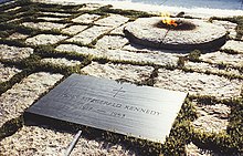 Llama eterna y lápida en la tumba de John F. Kennedy, 35º presidente de los Estados Unidos, tal y como aparecía antes del entierro paralelo de su viuda, Jacqueline Kennedy, tras su muerte.  