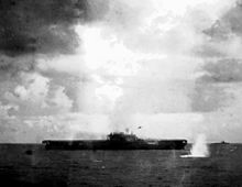 La USS Hornet viene silurata e gravemente danneggiata da una portaerei giapponese il 26 ottobre.