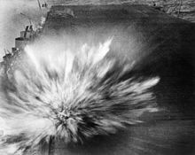 Une bombe japonaise explose sur le pont d'envol de l'Enterprise le 24 août 1942 pendant la bataille des Salomon orientales. Elle a causé de légers dégâts.