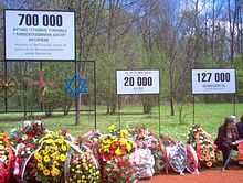 Cartelli commemorativi con rivendicazioni di vittime, situati sul lato bosniaco del fiume Sava a Gradina.