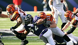 Baltimore Ravens linebacker Ray Lewis pakt Cincinnati Bengals runningback Jeremi Johnson aan in een wedstrijd in de National Football League.  