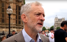 Corbyn a ser entrevistado no exterior do Palácio de Westminster, Setembro de 2013