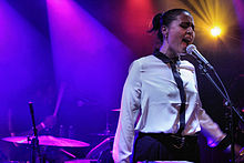 Jessie Ware se apresentando em 13 de janeiro de 2012 no palco do Teatro Simplon Up no Festival Eurosonic 2012.