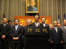 El primer ministro Jiang Yi-huah y los ministros del Yuan Ejecutivo  