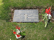 La tumba de Jimmy Durante con la de Margaret