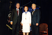 Prezident Bill Clinton uděluje manželům Carterovým Prezidentskou medaili svobody, srpen 1999.