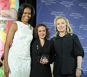 Jineth Bedoya Lima tillsammans med Hillary Rodham Clinton och Michelle Obama vid 2012 års prisutdelning för modiga kvinnor.  