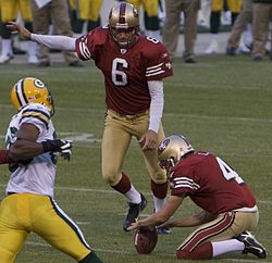 Nummer 6 San Francisco 49ers placekicker Joe Nedney i aktion i en försäsongsmatch mot Green Bay Packers den 16 augusti 2008.