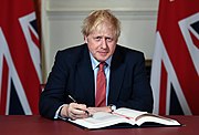 Johnson firmando la ley del Brexit  