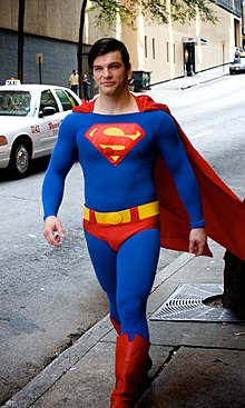 Un cosplayer îmbrăcat ca Superman  