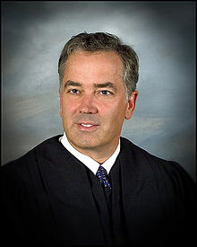 Soudce John E. Jones, soudce v procesu.  