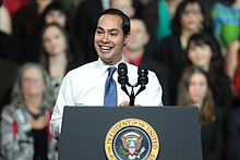 Minister Castro predstavlja predsednika Obamo na dogodku v Phoenixu v Arizoni januarja 2015.