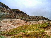 Badlands bij Drumheller, Alberta. Erosie heeft de K/T-grens van kleisteen blootgelegd.  