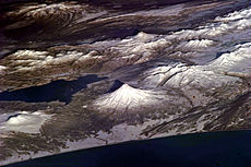 Ta fotografia astronauty ilustruje niektóre z wulkanów na rosyjskim Półwyspie Kamczatka