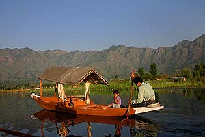 O barcă din lemn (shikara) pe Lacul Dal.  