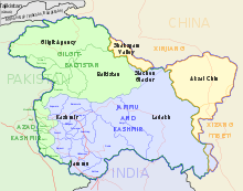 Carte de l'ancien État princier du Cachemire ; les zones en bleu font partie de l'Inde, celles en vert appartiennent au Pakistan et celles en jaune à la Chine