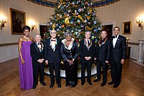 Мел Брукс, Дейв Брубек, Грейс Бъмбри, Робърт де Ниро и Брус Спрингстийн, носители на наградата на Кенеди център за 2009 г., с президента и първата дама в Синята стая, Белия дом, 6 декември 2009 г.  