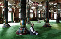 Moslims bidden in het mannengedeelte van een moskee in Srinagar, Jammu en Kasjmir, India  