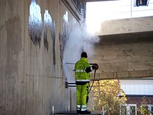 Una persona limpiando grafitis en Estocolmo