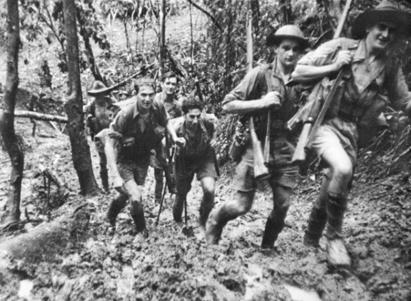 Tropas australianas defendiendo la aproximación a Port Moresby a lo largo de la vía Kokoda en septiembre de 1942.  