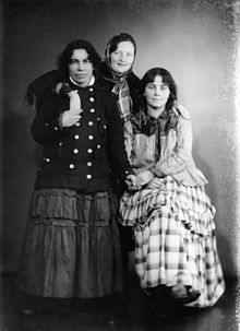 Drie Finse Roma-vrouwen in Helsinki, Finland, in de jaren dertig.  