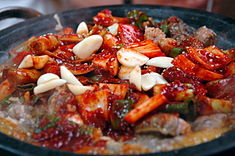 Kkomjangeo bokkeum (꼼장어 볶음), koreańskie danie rybne smażone na mieszanej patelni z rybą Eptatretus burgeri.