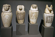 4 kanopiska krukor med huvuden av Horus' söner.  