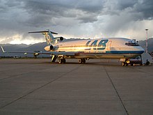 Lloyd Aéreo Boliviano 727-200 i Jorge Wilsterman Lufthavn. Den bageste lufttrappe er synlig ved 727'erens hale.  