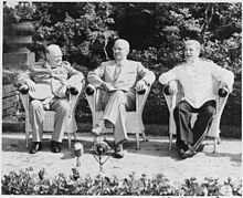 Winston Churchill, Harry S. Truman en Jozef Stalin op de conferentie van Potsdam, medio 1945.  