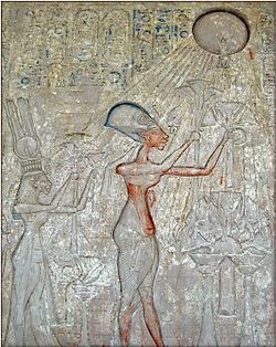 Faraon Achnaton a jeho rodina se modlí k Atonovi  