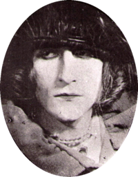 Portret van Duchamp als 'Rrose Sélavy', door de surrealist Man Ray. Merk op dat 'Sélavy' klinkt als C'est la vie (dat is het leven!).