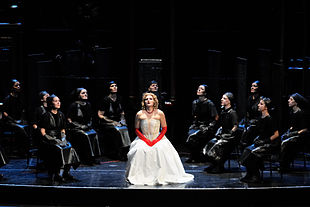 Lady Macbeth van het district Mtsensk in het Teatro Comunale Bologna, december 2014, Svetlana Sozdateleva als Katerina L'vovna Izmailova, Regisseur Dmitry Bertman, Helikon Opera Moskou.