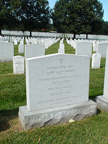 Gezamenlijk graf van Thorne en mede-Vietnameslachtoffers op Arlington National Cemetery.  