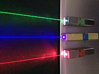 Um laser emite fótons.