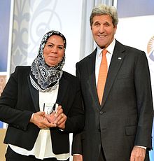 Latifa Ibn Ziaten van Frankrijk en de Amerikaanse minister van Buitenlandse Zaken John Kerry in 2016