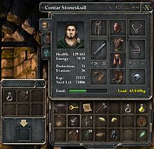Postać gracza o imieniu "Contar Stoneskull" w grze Legend of Grimrock. W kwadratach pokazane są zdjęcia przedmiotów, które ma na sobie i które ma ze sobą podczas swojej przygody. Pokazane są również statystyki, takie jak jego zdrowie i doświadczenie.