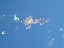 De Casquets vanuit de lucht, met de vuurtoren op het middelste eiland