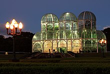 Ботаническата градина през нощта.  