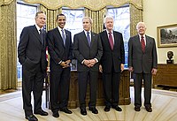 Bush met alle levende voormalige presidenten, waaronder zijn vader George H. W. Bush, januari 2009  