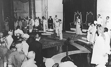 Lord Mountbatten svär Jawaharlal Nehru som Indiens första premiärminister den 15 augusti 1947.  